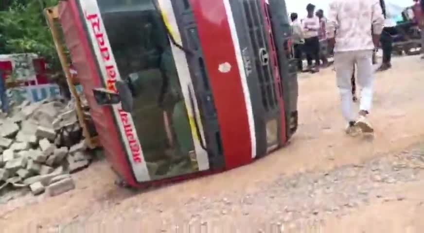 Ambikapur सरगवा| LBS पेट्रोल पंप के सामने बाईक और ट्रक के साथ टक्कर ,बाईक सवार गंभीर रूप से घायल #newstatech #Report