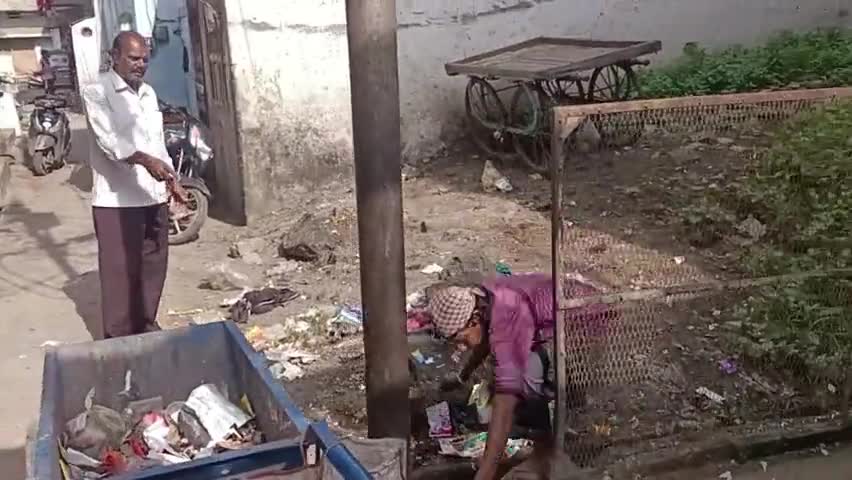 खंडवा नगर: रविवार सुबह परदेसी पुरा वार्ड क्रमांक 45 पार्षद पति अबरार खान द्वारा सफाई कराते हुए#खंडवा#परदेसी पुरा#