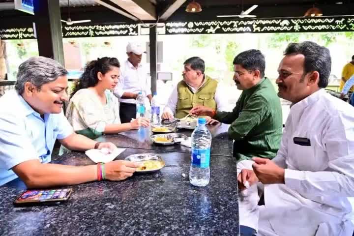 महाकाल मिलन से पहले पोहा जलेबी का संगम
#dodi #ManKiBaat