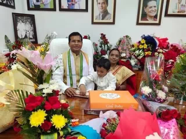 छत्तीसगढ़ प्रदेश कांग्रेस कमेटी के सम्माननीय अध्यक्ष, श्री मोहन मरकाम जी एवं भाभी जी को वैवाहिक वर्षगांठ की हार्दिक बधाई🎂🌺💐 
#HappyAnniversary #MohanMarkamPCC जी