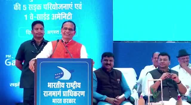 इंदौर में हमारा सपना है कि हम केवल सड़कों पर ना चलें, हम आसमान का भी उपयोग चलने के लिए कर लें।#PragatiKaHighway