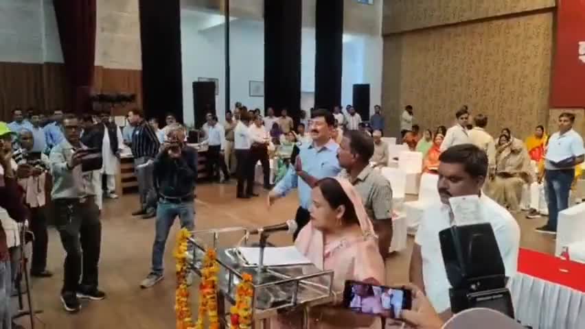 ग्वालियर की नवनिर्वाचित महापौर डॉ शोभा सिकरवार ने महापौर पद पर शपथ ग्रहण की।
#ग्वालियर  #महापौर  #शपथग्रहण #शोभासिकरवार