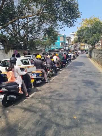 यह सार्वजनिक व्यवहार का एक आदर्श उदाहरण!  ट्रैफिक जाम होने के बावजूद एक वाहन भी गलत दिशा में नहीं मुड़ा।  मिजोरम की यह तस्वीर उस अनुशासन को दिखाती है जिसके साथ वहां के लोग ट्रैफिक नियमों का पालन करते हैं।
 #मिजोरम #यातायात