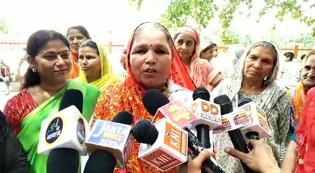 द्वारका: पोचनपुर गांव में हरियाली तीज पर्व को महिलाओं ने बड़ी धूम के साथ मनाया। #haryaliteej #bjpindia