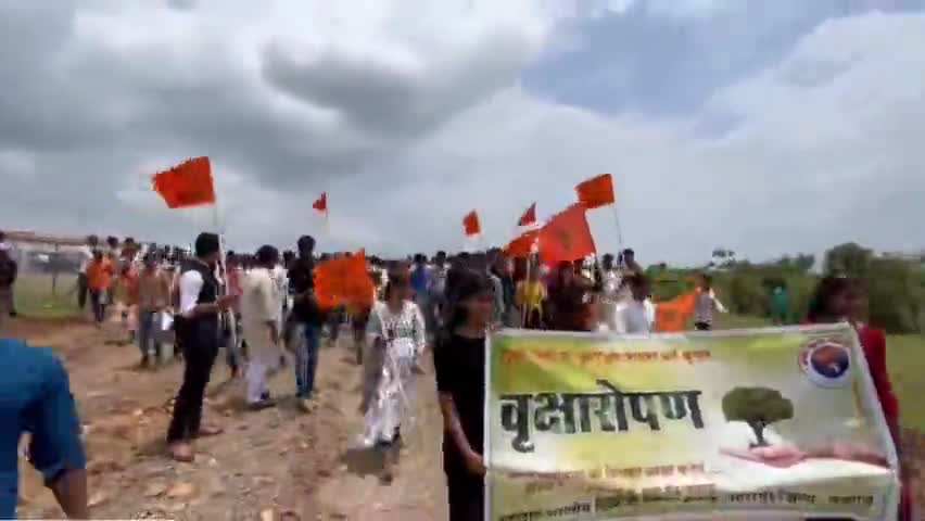 अभियान निरंतर जारी है...

मध्यभारत प्रांत के राजगढ़ जिला में विकासार्थ विद्यार्थी सारंगपुर इकाई द्वारा #MissionPlantation के अंतर्गत 10,000 पौधे रोपित किए गए जिसमें विद्यार्थियों सहित अनेक पर्यावरण प्रेमियों ने बढ़चढ़ कर भाग लिया।