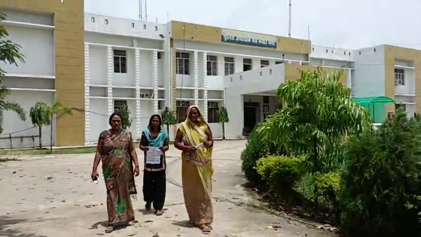 खलीलाबाद: बरसात का पानी आने जाने को लेकर #महिला को गांव के ही रहने वाली महिलाओं ने पीटा मामला #धनघटा #थाने के गौडिहवां गांव का है