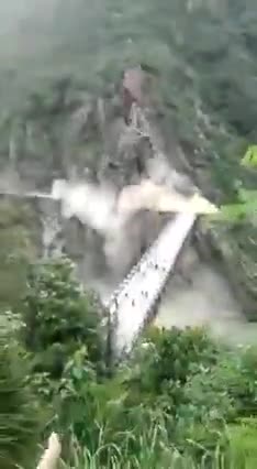 चंबा सलूणी मार्ग पर कोटी पल के पास भारी भूस्खलन, वाहनों की आवाजाही रुकी, लोगों ने भागकर बचाई जान

#भूस्खलन