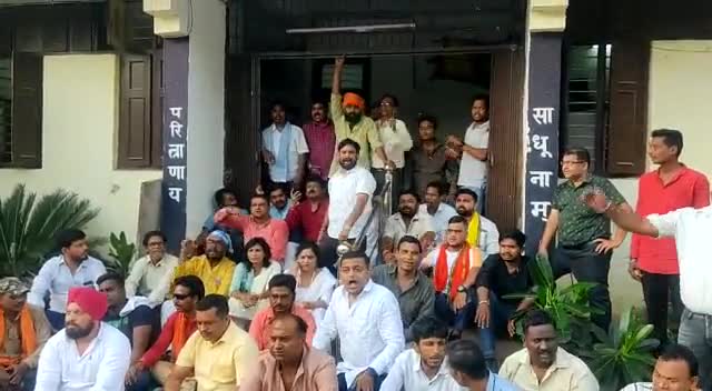 शिव नगर में 18 घरो को तोड़ने का विरोध रहवासियों के साथ भाजपाई गिरफ्तार भुमाफयो को लाभ पहुंचा ने का आरोप#sanjaysinghaap