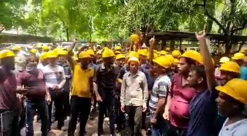 #कानपुर में पनकी पवार हाउस के 100 से अधिक मजदूरों ने उप श्रम आयुक्त कार्यालय में अपनी भुगतान #बकाया राशि को लेकर किया