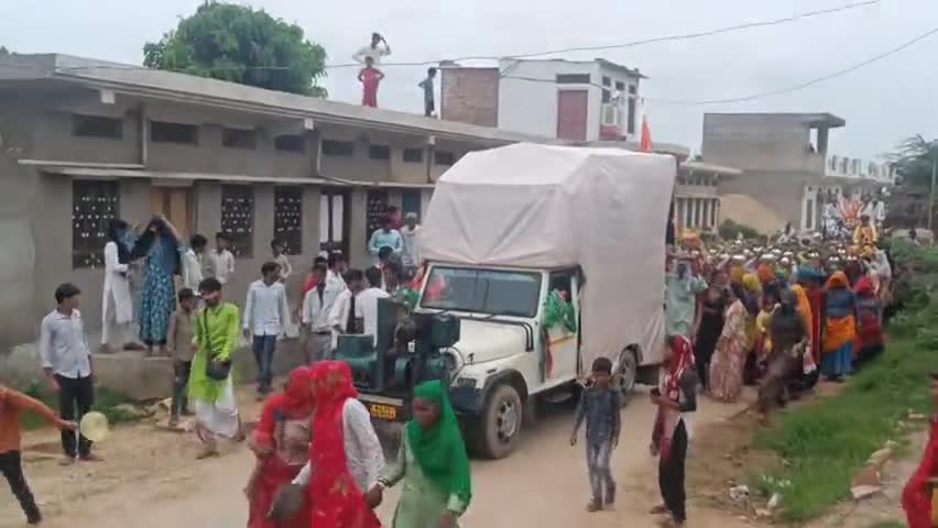 मलारनाडूंगर: पीलवा नदी में कलश यात्रा 
#श्रीराधे
#महादेव