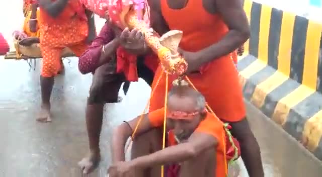 कांवड़िया द्वारा अपने मां बाप को तीर्थ पर ले जाने का वायरल हो रहा वीडियो।

#सावन #कांवड़