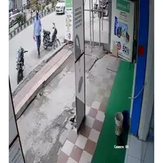 बाल बाल बचा युवक जब पैरों तले से ज़मीन खिसक गई, देखें खतरनाक वीडियो
.
.
.
#Viral #viralvideo2022 #Road #rain