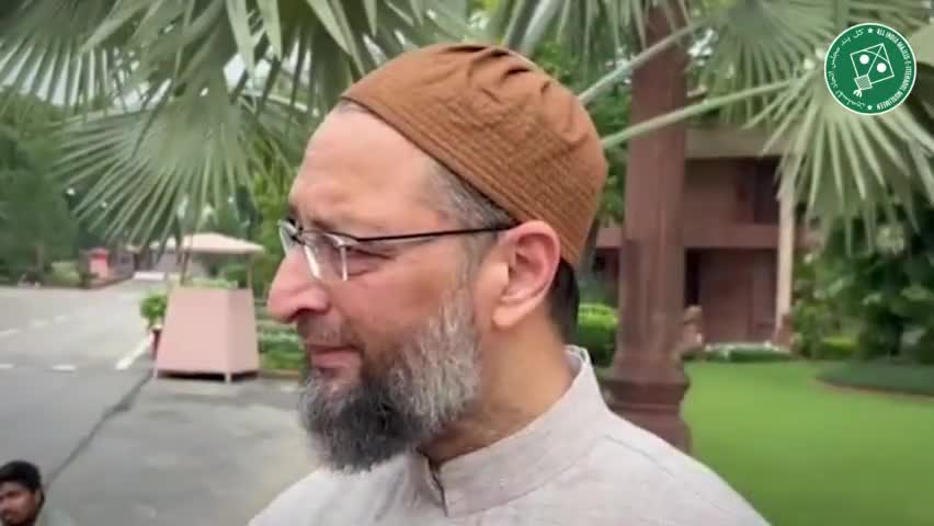 इस मुल्क से वफ़ादारी हमारे किरदार में है। तिरंगा हमारे दिल, फ़िक्र और सोच में है। - Barrister Asaduddin Owaisi 

#aimim #asaduddinowaisi #owaisi #india #news #politics #trending #interview #parliament #abdulhannan #realabdulhannan