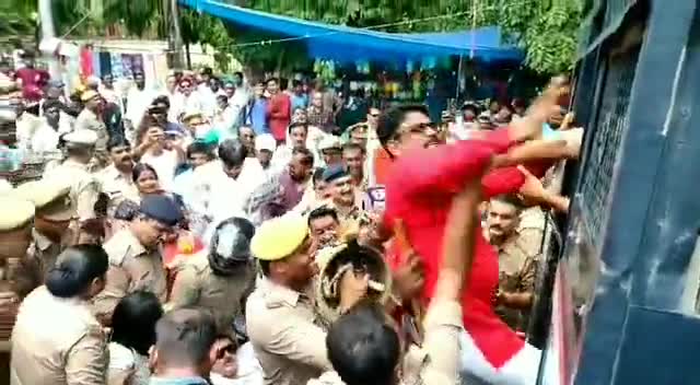 बढ़ती हुई महंगाई और बेरोजगारी को लेकर धरना प्रदर्शन किया गया प्रयागराज मैं कांग्रेस के ईशरत अली (चांद)
#viralsachnews