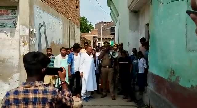 चैनपुर: यूपी पुलिस ढोंगी बाबा को तलास करते हुए सिकंदरपुर में आ चुकी है#ढोंगी हुआ फरार