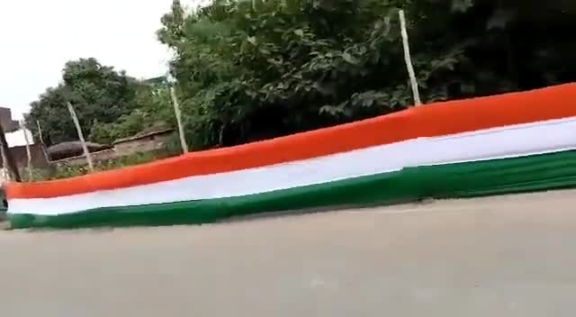 सीएम को गंदगी ना दिख जाए इसलिए #आजमगढ़ में नाले को तिरंगे से ढक दिया गया। सिर्फ़ तिरंगा DP में लगाने से कुछ नहीं होता, उसका सम्मान भी करना पड़ता है।