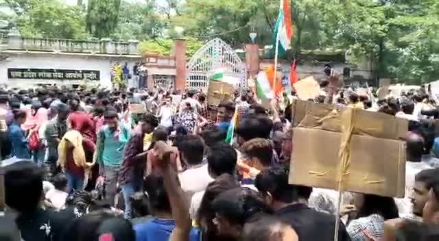 इंदौर: लोक सेवा आयोग केंद्र का घेराव##viralsachnews #newsfazilka #video