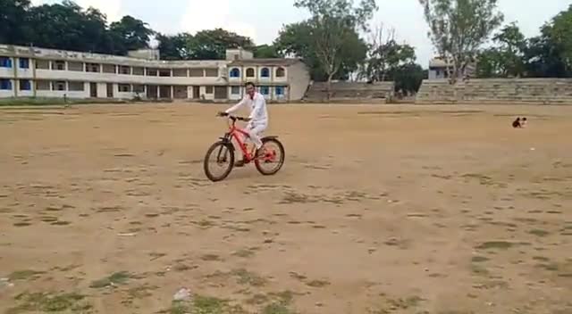 साईकिल कि सवारी करते #झामुमो प्रखण्ड अध्यक्ष चंदन कहा साईकिल का मजा ही कुछ और है।
#15हजार_कि_साईकिल_सवारी