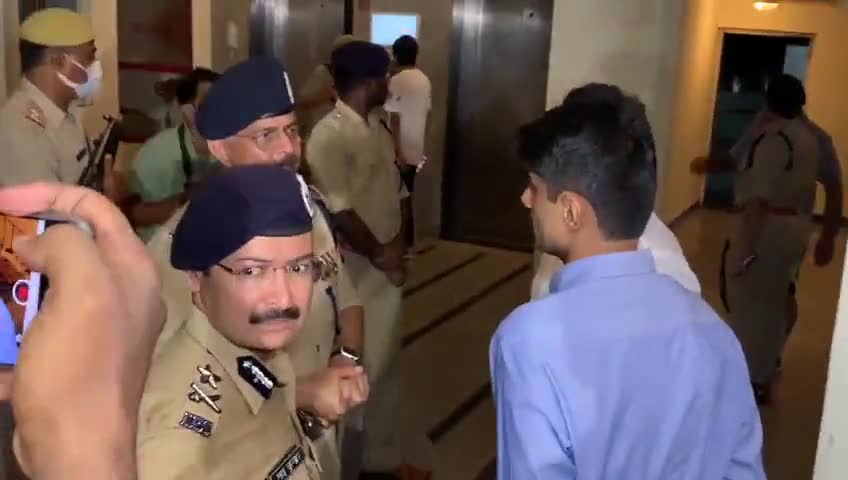गौतम बुद्ध नगर: #Noida ग्रैंड ओमेक्स सोसाइटी में हंगामे के बाद पहुंचा पुलिस–प्रशासन, #NoidaMLA #PankajSingh भी पहुंचे। #UpNews #बीजेपी