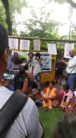 2009 में #छत्तीसगढ़ में 16आदिवासी एक #मुठभेड़ में मार दिए गए। तब इस #डेढ़ साल के #आदिवासी बच्चे की #उँगलियाँ काट दी गई।