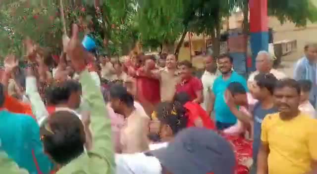 #मदनापुर न्यूज भाजपा कार्यकर्ताओं व एसएचओ मदनापुर द्वारा राष्ट्रीय बजरंग दल का फल वितरण व पुष्प वर्षा कर स्वागत किया।
