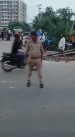 #नशेबाज पुलिस कर्मी का विडीयो हुआ सोशल पर वायरल बीच रोड पे नशे की हालत में लहराता नज़र आया।