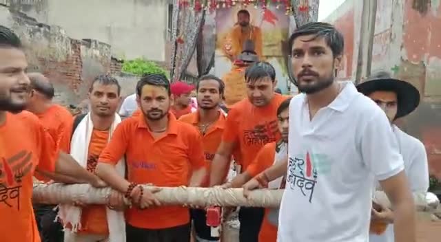 #ब्रजघाट से जल लाते हुए
