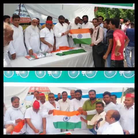 #अगस्त_क्रांति  #समाजवादी_पार्टी  ने सत्ता धारी भाजपा के द्वारा पच्चीस रुपये में देश झंडा बेचने का निंदनीय कृत्य करने पर आज आईना दिखाते हुए  तिरंगे झंडे का सम्मान सहित मुफ्त वितरण  किया