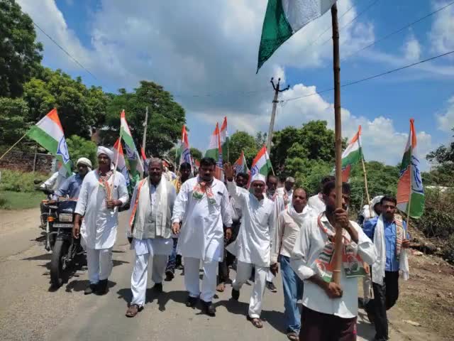 #आज़ादी_गौरव_यात्रा अखिल भारतीय कांग्रेस कमेटी कि अध्यक्षा माननीया श्रीमती सोनिया गांधी के आह्वान पर  शिवगढ पदयात्रा ।