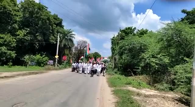 गोबरे के पुरवा ब्लाक शिवगढ मे कांग्रेस कमेटी द्वारा 75 वी वर्षगांठ पर #आज़ादी_गौरव_यात्रा निकाली गयी कांग्रेस व जनता साथ