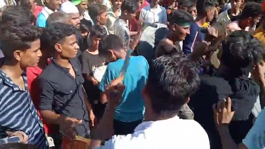 नवाबगंज: कस्बा सतरिख मे आज 10 वीं मोहर्रम का जुलूस निकाला गया जिसमे भारी पुलिस बल रहा तैनात#moharram#