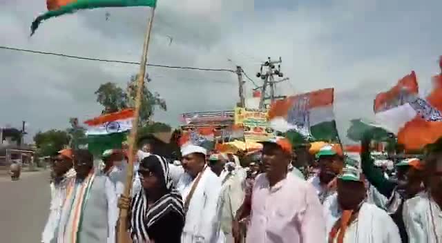 आजादी के मायने क्या हैं और आज इस पर क्यों प्रहार किया जा रहा, इस संदेश को जनता तक पहुंचाने के लिए कांग्रेसजनो के साथ शिवगढ़ मे  
पराग प्रसाद रावत 
     
#आज़ादी_गौरव_यात्रा