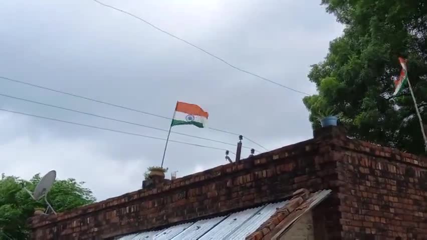 केराकत: #har ghar tiranga आज ग्राम सभा लेवरूआ मे तिरंगा बाटा गया ।