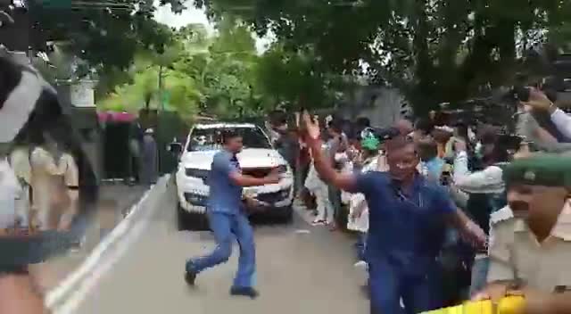 पटना ग्रामीण: सपथ ग्रहण से पहले तेजस्वी निकले CM House मीटिंग के लिए #breakingews #patna #patnanews #viralvedio #rjd #jdubihar