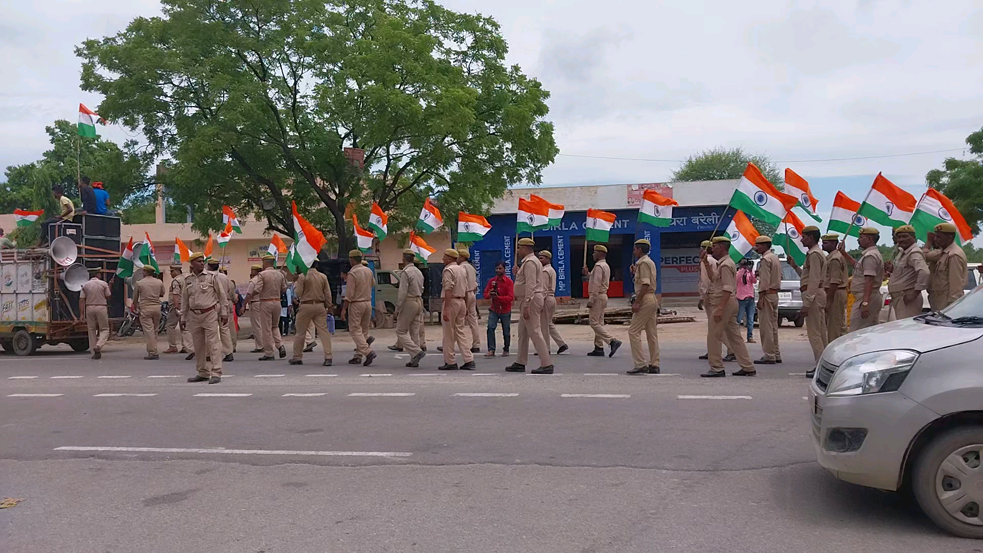 बरेली थाना देेवचरा आजादी के अमृत महोत्सव पर होमगार्ड पुलिस अधिकारी निकाली तिरंगा यात्रा हर घर होगा तिरंगा #realnewsup