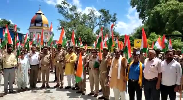 आज़ादी के अमृत महोत्सव ,७५ वें वर्ष पर 'हर घर तिरंगा'   अभियान के अंतर्गत#आदर्श नगर पंचायत #कोतवाली टिकैतनगर में पुलिस