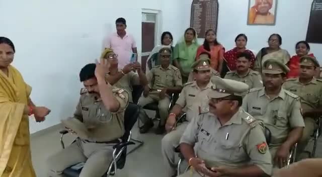हर घर #तिरंगा अभियान के तहत #भाजपा #महिला मोर्चा की पदाधिकारियो ने कोतवाली देवरिया के #सिपाहियों को बांधा #राखी।
