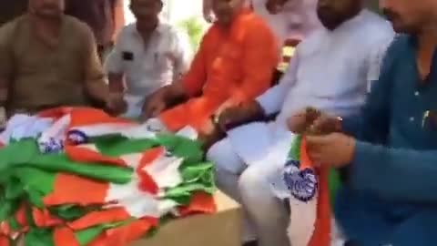 #भाजपा के #कार्यालय बने #तिरंगा खरीद कर बेचने की #दुकान! पैसे लेकर अब तिरंगा दिया जा रहा है। गजब लोग है! सच देखिए??