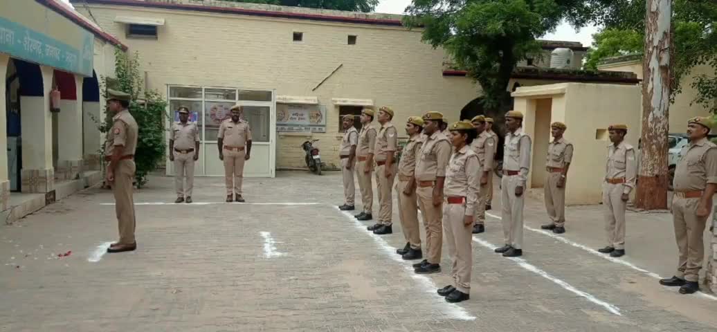 छाता: शेरगढ़ थाना परिसर में किया गया ध्वजारोहण, थानाध्यक्ष व उपनिरीक्षक समेत सभी पुलिसकर्मी रहे मौजूद
#sspmathura 
#dmmathura
