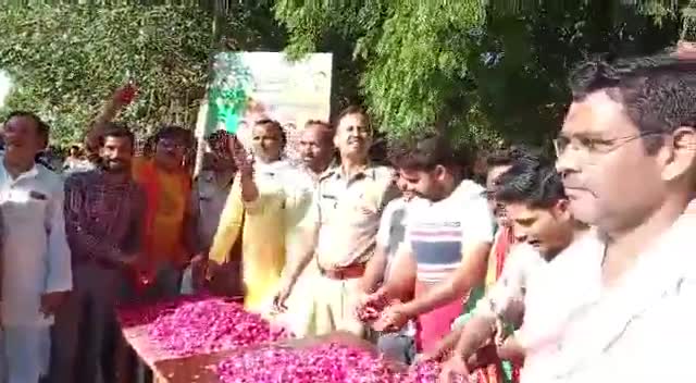 #मदनापुर प्रधान संरक्षक काँवर यात्रा पर एसएचओ मदनापुर व भाजपा कार्यकर्ताओं द्वारा पुष्प वर्षा का मनोरम दृश्य