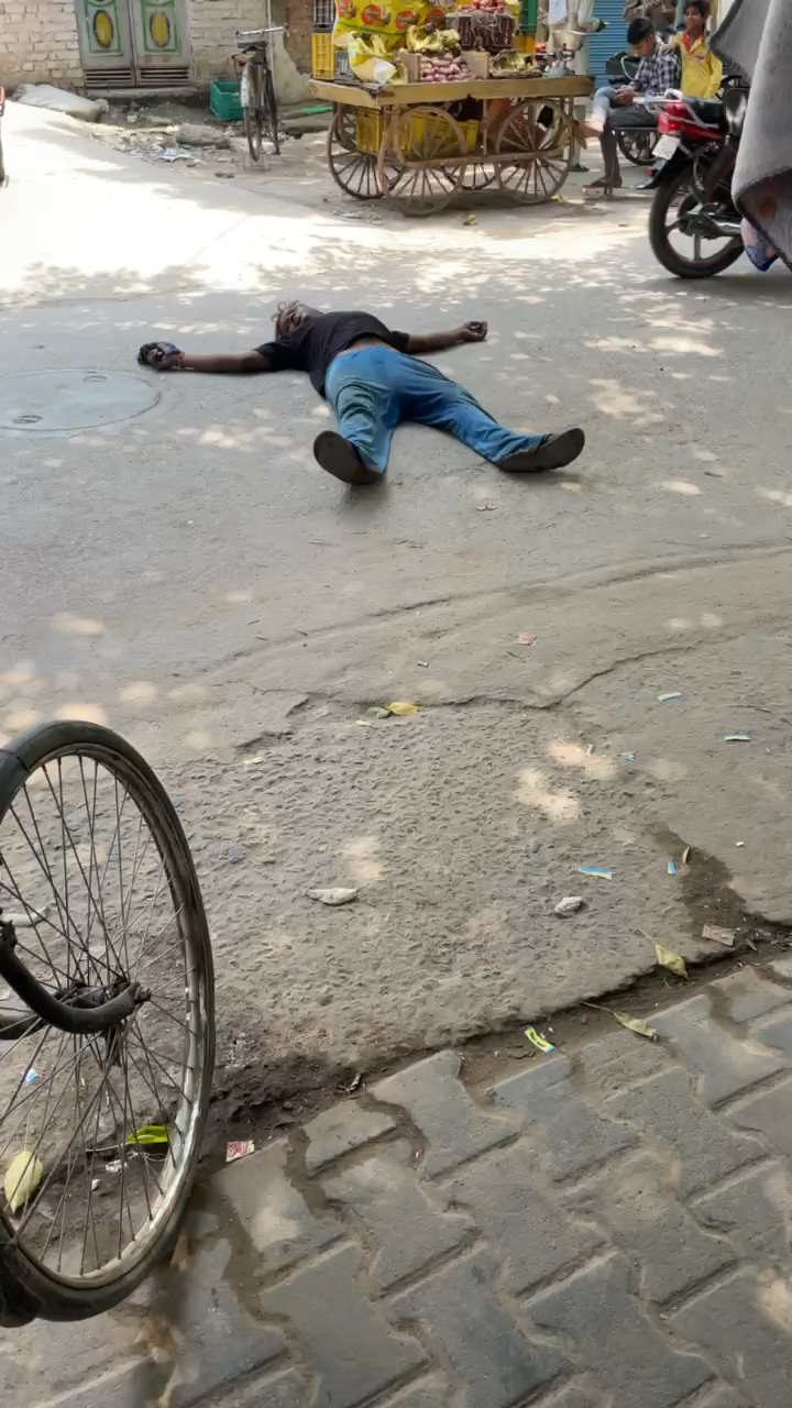 दारू के नशे में ज़िला अस्पताल एटा के गेट पर लेटा युवक #etahpolice #etah #etahnews #etah