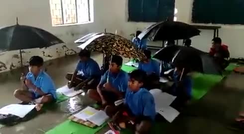 ऐसे पढ़ेगा इंडिया, तो कैसे बढ़ेगा इंडिया? वीडियो #छत्तीसगढ़ के जसपुर जिलें के कलिया माध्यमिक #विद्यालय का है! देखिए सच??