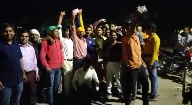 साथियो #ओबीसीमहासभा के साथियों की जीत हुयी घेराव की खबर लगते ही जैसे हम पहुँचे वैसे ही पुलिस प्रशासन को #झुकना पड़ा और हमारे साथी देवेश #कृपेकापुरा को छोड़ना पड़ा
साथियों एकता की ताकत है ये पुलिस को खबर लग गयी थी ओबीसी महासभा की टीम आने बाली ह