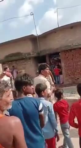 छपरा में ज़हरीली शराब पीने से 5 लोगों की मौत, सवाल पूछने पर पुलिस ने पत्रकार को पीटा.

#bihar #biharnews #chhapra #chhapranews