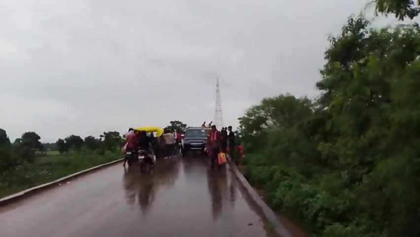 बल्देवगढ़: बागेश्वर धाम में भारी बारिश में भी आज शनिवार को उमड़ा भारी जन सैलाव ट्रेन भी लबालब भरी आई ।
#बागेश्वर_धाम