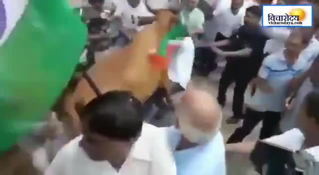 तिरंगा यात्रा के समय गुजरात के पूर्व डिप्टी सीएम को गाय ने मारी सींग #tirangayatra  #harghartiranga2022 #vicharodaya