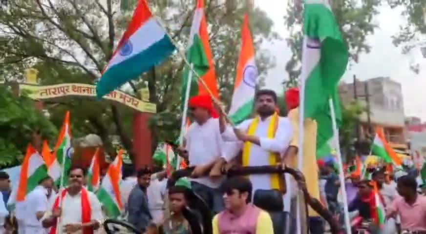 #Munger जिला के शहीद स्थली #Tarapur में ऐतिहासिक थाना भवन से तिरंगा यात्रा,भाजपा प्रवक्ता #jayramviplav शामिल हुए।