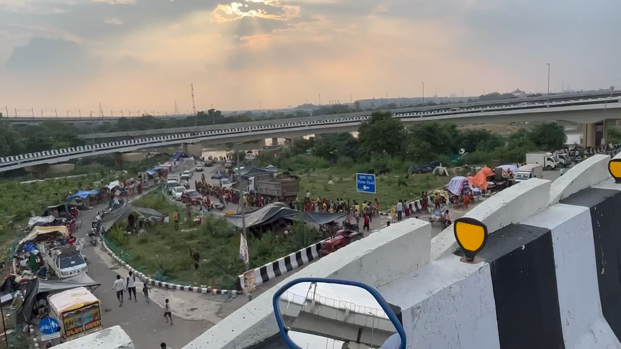 सीलमपुर: यमुना नदी में पानी आने की वजह से दिल्ली के अंदर बहुत परेशानी उठानी पड़ रही है लोगों को #Yamuna Nathi