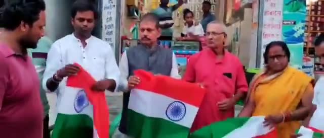 #जय_हिन्द
आजादी के 75 वाँ अमृत महोत्सव मनाने हेतु हर घर तिरंगा लगाने के लिए लोगों को प्रेरित करने के लिए मधेपुरा में भाजपा नेताओं के साथ तिरंगा झंडा वितरण किए ।
#हर_घर_तिरंगा_अभियान 
#हर_घर_तिरंगा