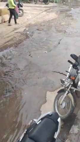 पोकरण: #पोकरण
वार्ड न 1 में गंदे नाले से बहता गट्टर का पानी आम जन को हो रही परेशानी प्रशासन नहीं दे रहा इस और ध्यान